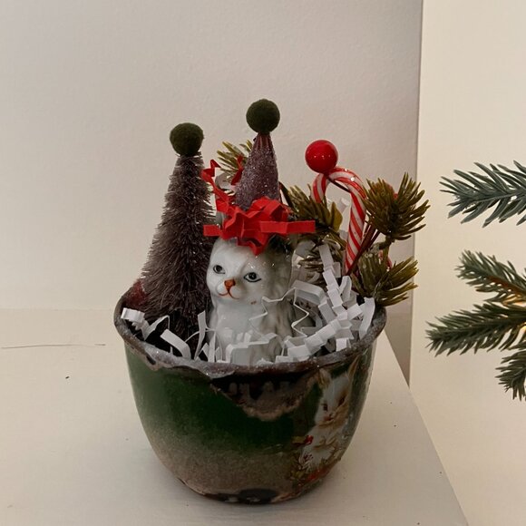 Vintage Christmas Kitty Cat in a Cup - Holiday Decor - Picture 10 of 11